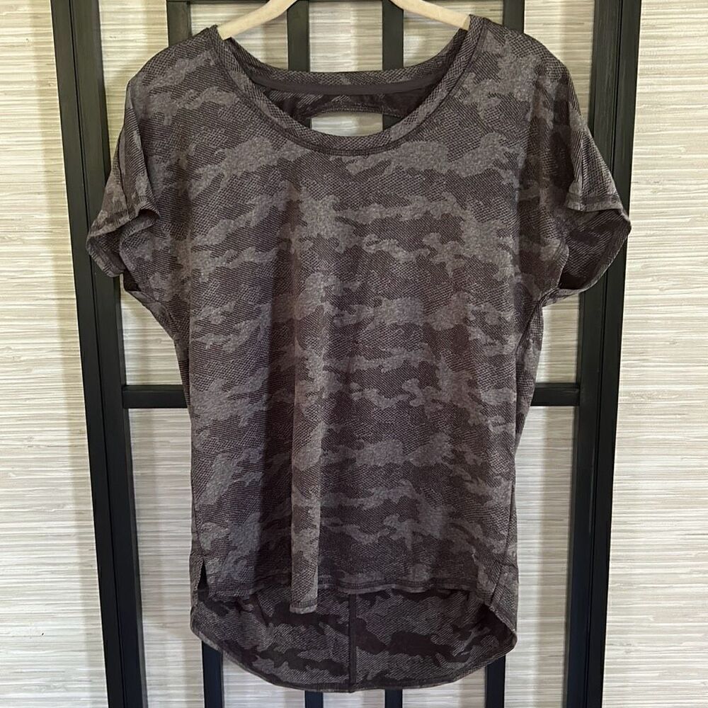 Xersion gray camo cap sleeve fit fitness T-shirt with open back size  s flowy